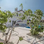 Nepou - Beautiful 4 Bedroom - Located In