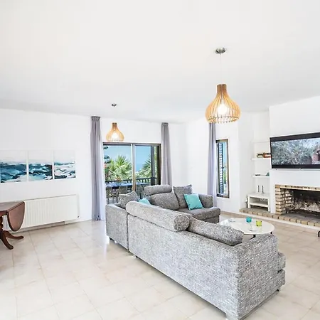 Nepou - Beautiful 4 Bedroom - Located In