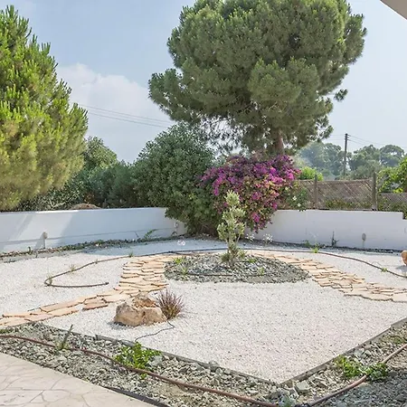 Nepou - Beautiful 4 Bedroom - Located In