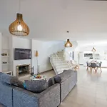 Nepou - Beautiful 4 Bedroom - Located In *