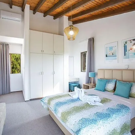 Villa Nepou - Beautiful 4 Bedroom - Located In With Private Pool *