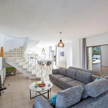 Nepou - Beautiful 4 Bedroom - Located In With Private Pool *