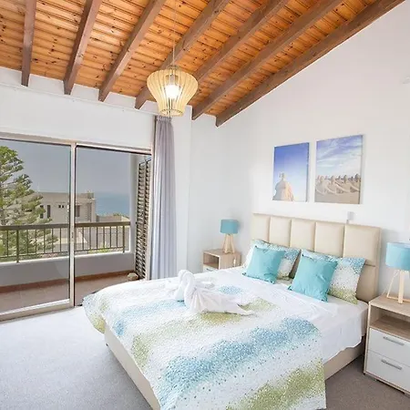 Nepou - Beautiful 4 Bedroom - Located In With Private Pool