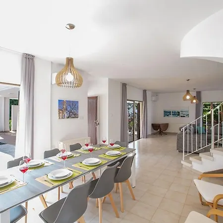Villa Nepou - Beautiful 4 Bedroom - Located In Ayia Napa