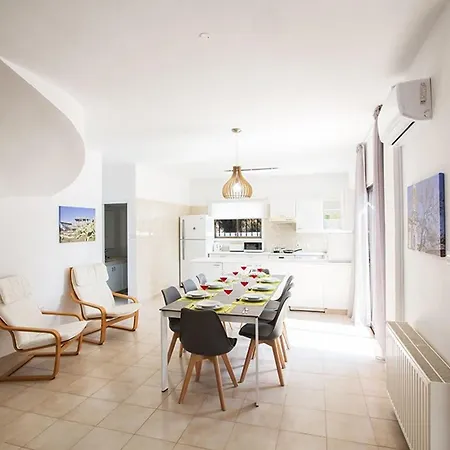 Villa Nepou - Beautiful 4 Bedroom - Located In With Private Pool