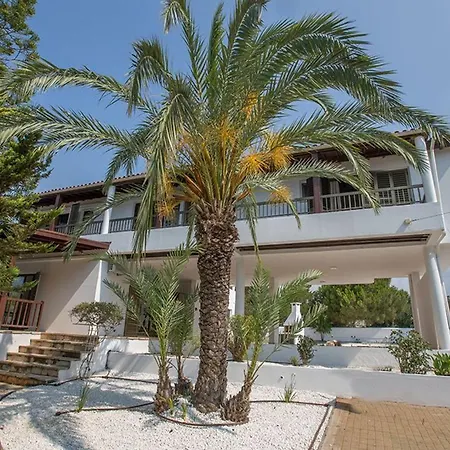 Nepou - Beautiful 4 Bedroom - Located In With Private Pool