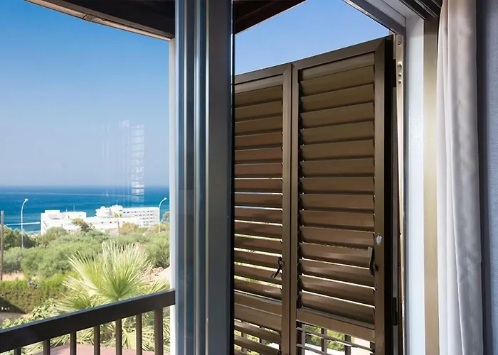 Nepou - Beautiful 4 Bedroom - Located In *