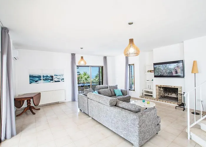 Nepou - Beautiful 4 Bedroom - Located In