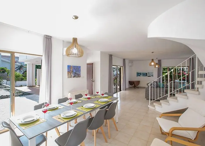 Βίλα Nepou - Beautiful 4 Bedroom - Located In Αγία Νάπα