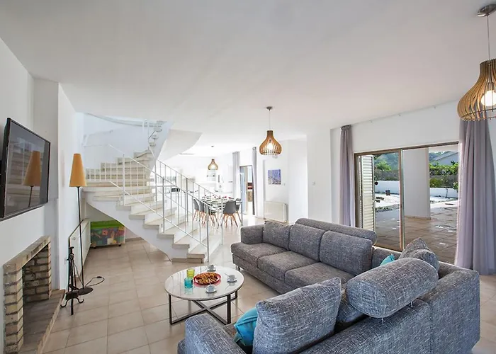 Nepou - Beautiful 4 Bedroom - Located In Βίλα *