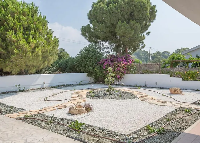 Nepou - Beautiful 4 Bedroom - Located In