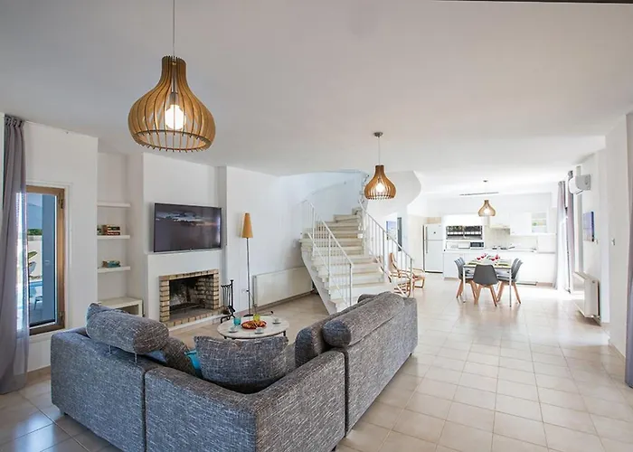 Nepou - Beautiful 4 Bedroom - Located In *