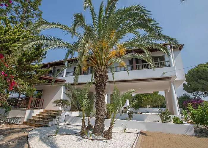 Nepou - Beautiful 4 Bedroom - Located In