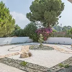 Nepou - Beautiful 4 Bedroom - Located In